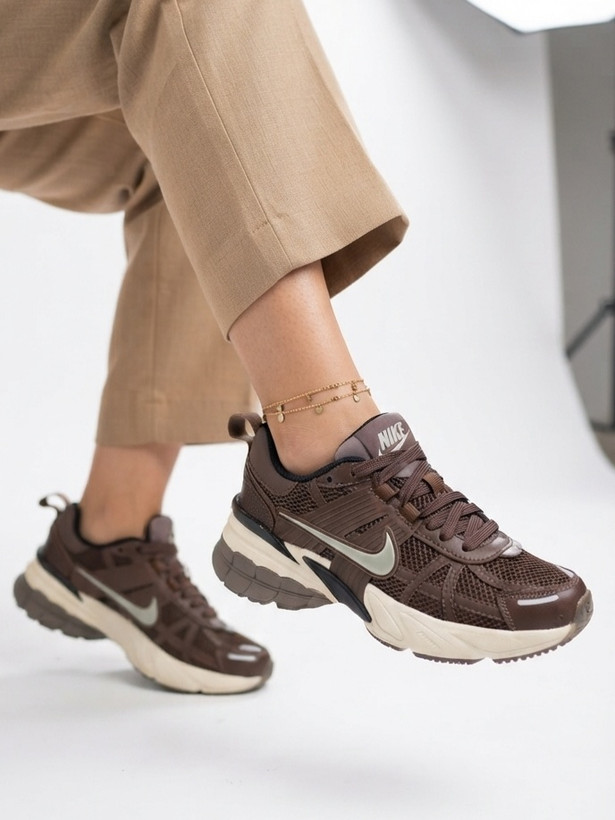 خرید کتونی زنانه نایکی وی تو کی V2K رنگ ترکیبی با رویه توری و زیره لژدار مناسب پیادهروی
